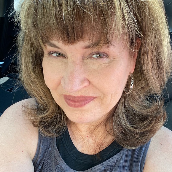 Meet your Posher, Kat - Picture 1 of 3